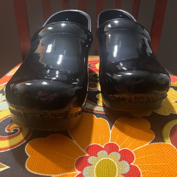 Dansko black patent leather closed-back clogs. Very good condition. Size 41 W - Picture 3 of 12